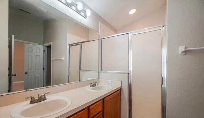 Foto del edificio - 421 Ashley Pl