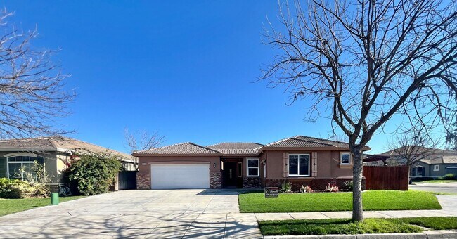 Foto del edificio - Beautiful 4 Bedroom 2.5 Bath with a Corner...