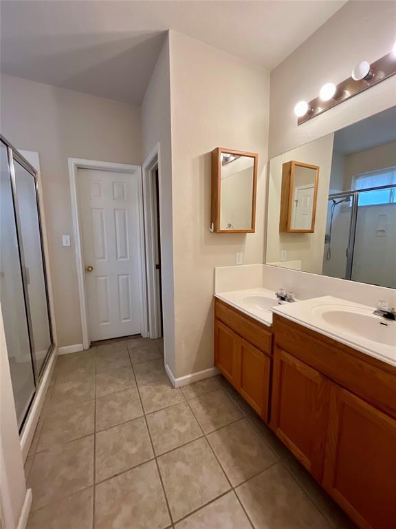 Foto del edificio - 2321 Clover Ridge Dr