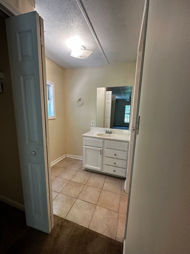 Foto principal - 4 Bedrooms, 2 Bathrooms - Home in Cartersville!