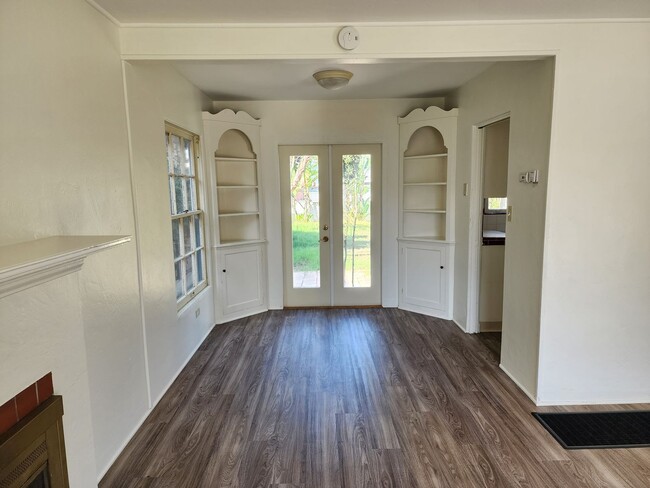 Building Photo - Coronado: Charming 2bd/1ba Village House w...