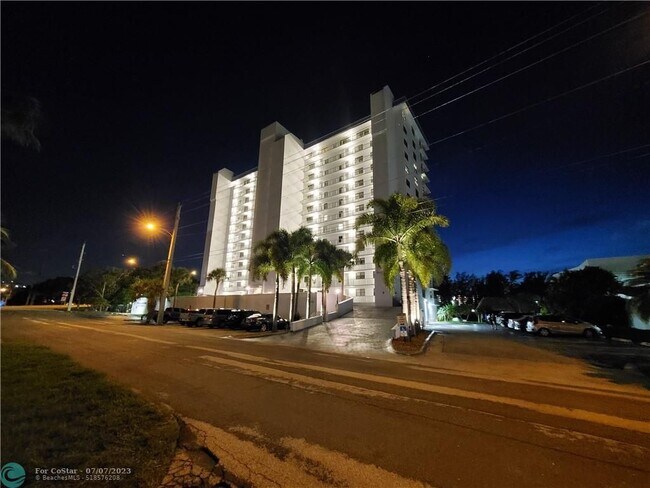 Building Photo - 1401 N Riverside Dr