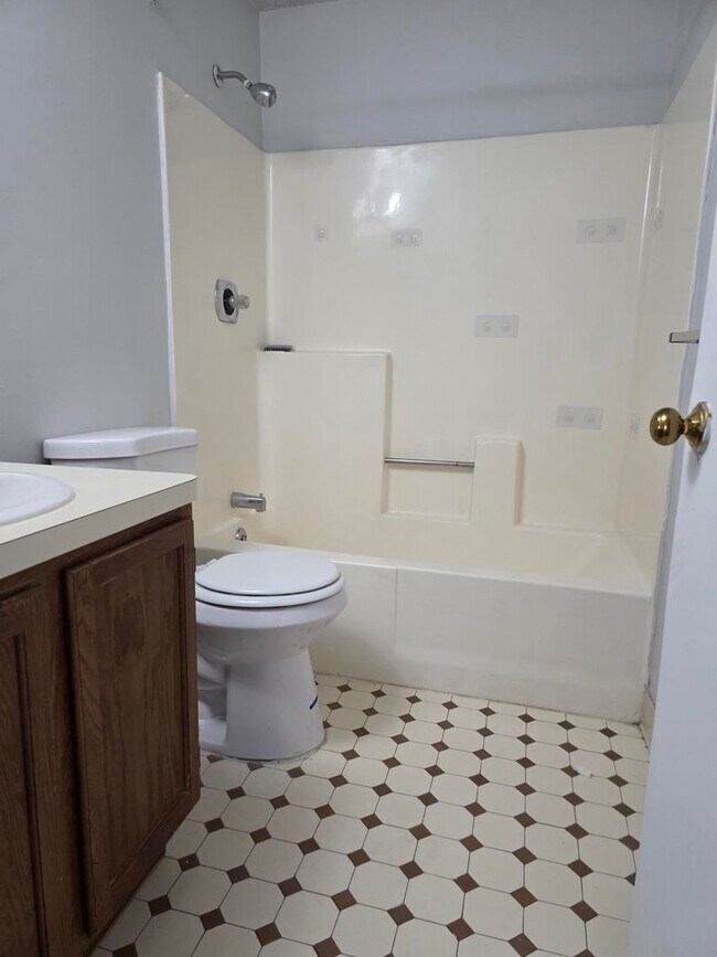 Building Photo - 2-Bedroom, 1-Bath