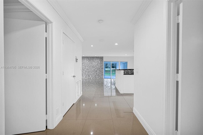 Building Photo - 820 E Cypress Ln