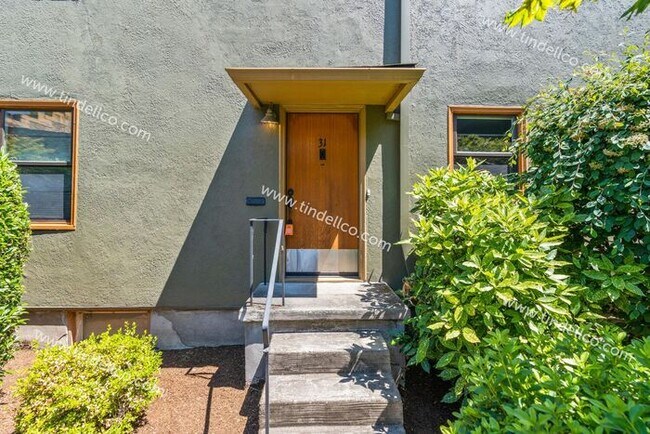 Building Photo - Ladd's Addition 40's Vintage Condo with Al...