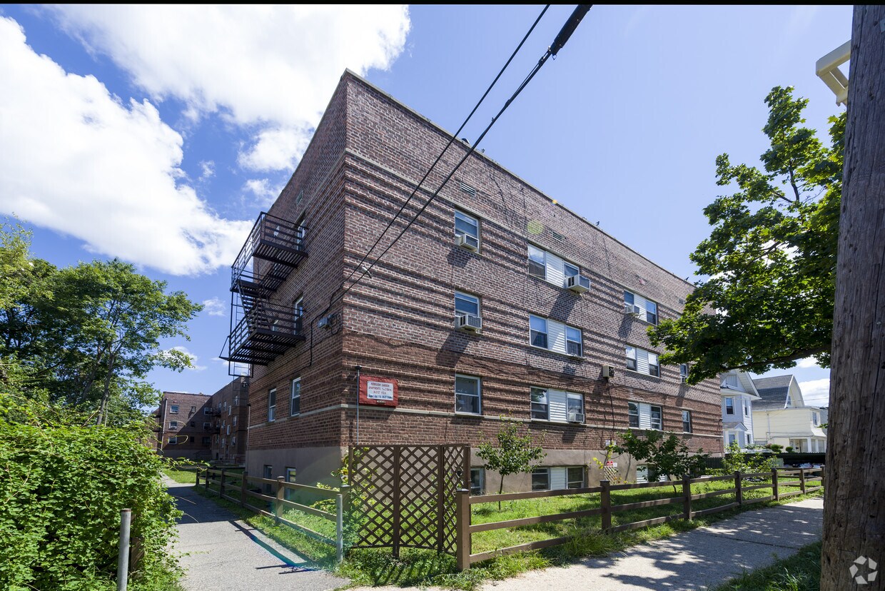 8621 112th St, Richmond Hill, NY 11418 Apartments in Richmond Hill