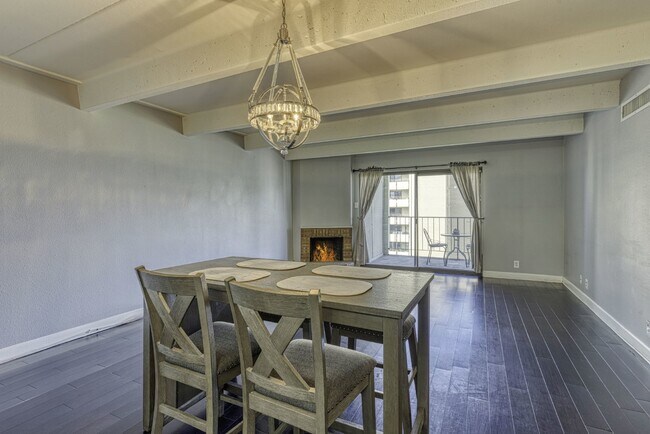 Foto del edificio - Luxurious 2 Bed, 2 Bath Condo with Stunning Views in Governor's Park!