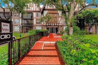 Building Photo - 3690 Inverrary Dr