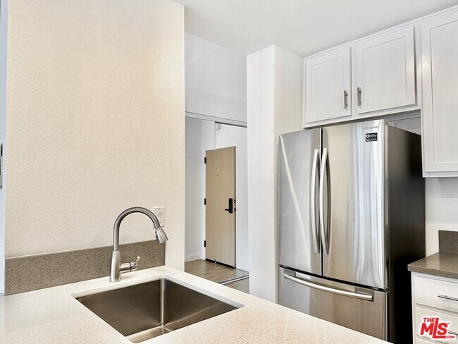 Foto del edificio - 999 N Doheny Dr