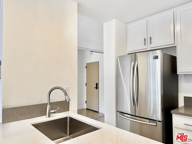 Building Photo - 999 N Doheny Dr