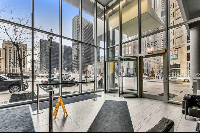 Foto del edificio - 235 W Van Buren St