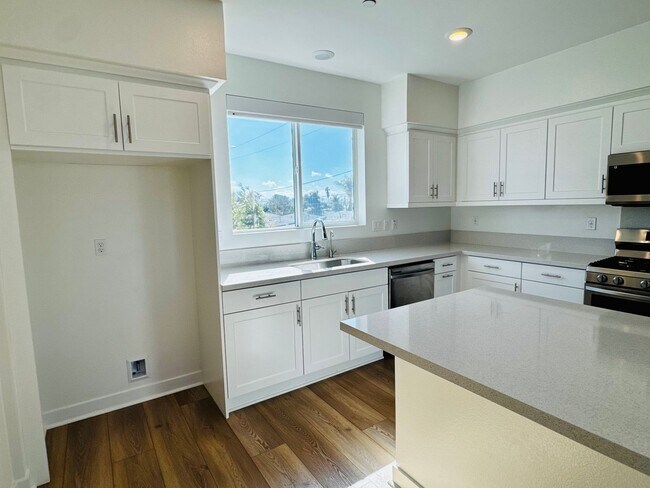 Foto del edificio - Gorgeous Three Bedroom Townhome For Rent in Gardena!