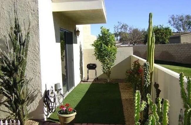 Building Photo - Tastefully Updated Single-Level Villa