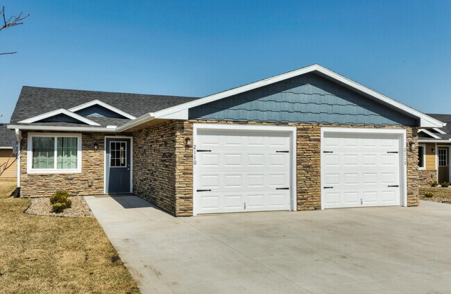 Building Photo - 7488 Meadowlands Dr