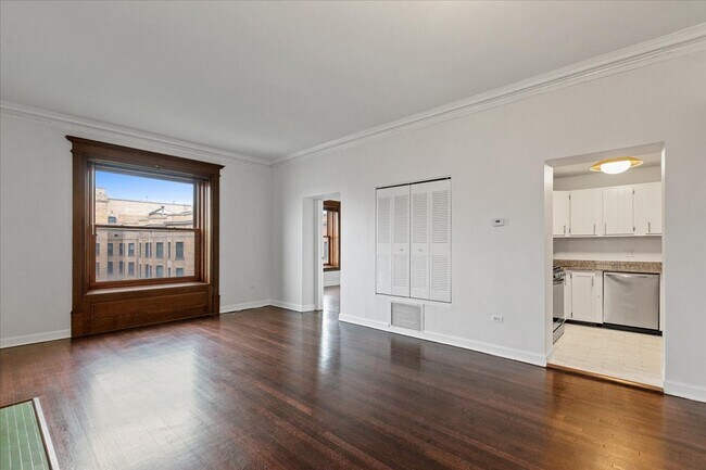 Building Photo - 559 W Surf St