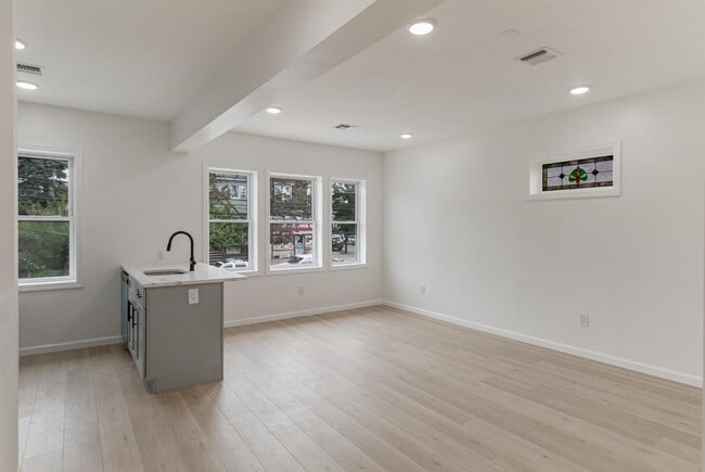 Foto del edificio - 709 Grand Ave