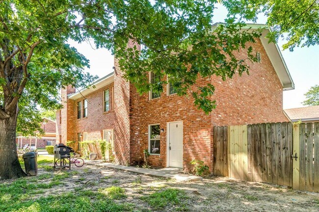 Building Photo - 210 Rolston Rd