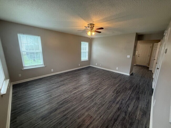 Foto del edificio - Spacious 2 Bedroom Duplex Near MTSU!