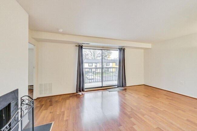 Building Photo - Bright and Sunny 2 bedroom, 2 bath unit wi...