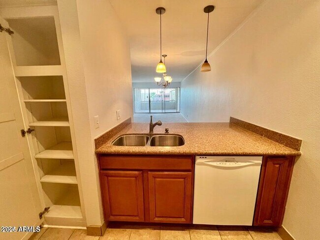 Foto del edificio - 7625 E Camelback Rd