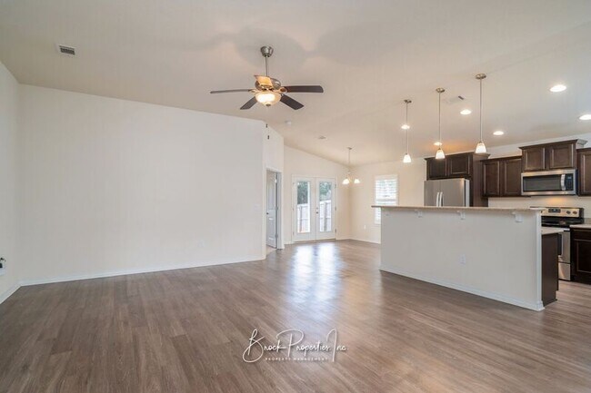 Foto del edificio - 5515 Peach Dr