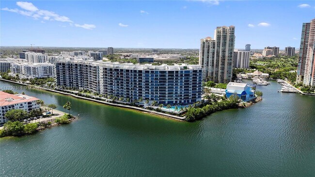 Foto del edificio - 3250 NE 188th St