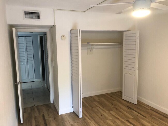 Foto del edificio - 6884 N Kendall Dr