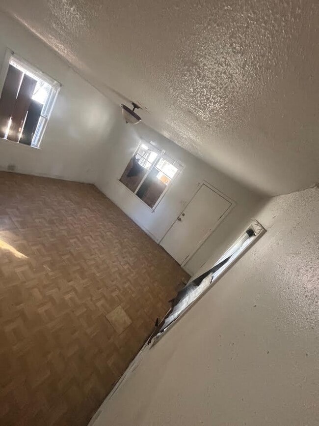 Building Photo - 5461 Hamilton Ave