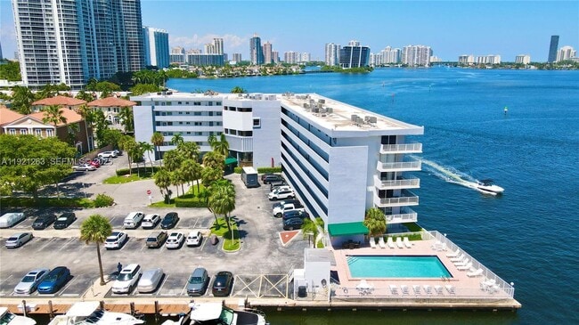 Foto del edificio - 4000 NE 170th St