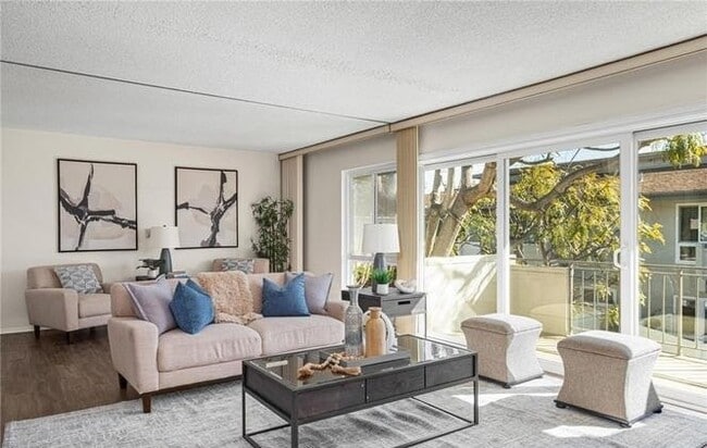 Foto del edificio - 1745 Maple Ave