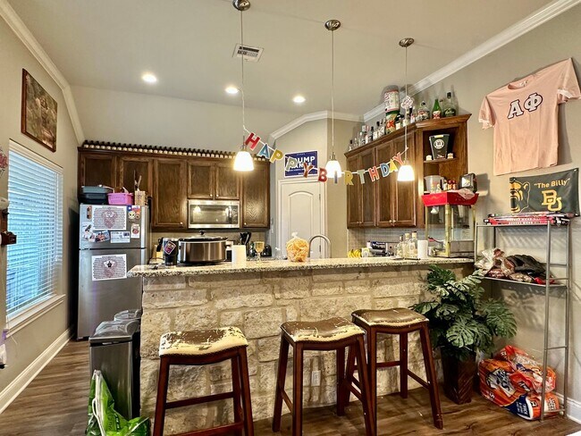 Building Photo - Spacious 4-Bed, 4.5-Bath Home with Fenced Yard in the Baylor Bubble!