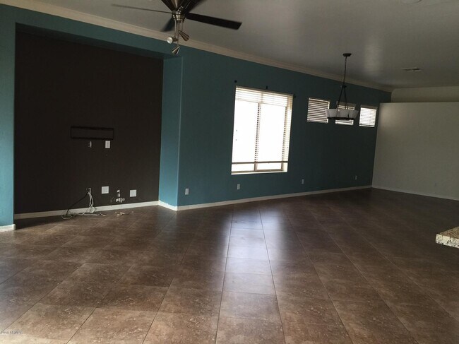 Building Photo - 853 W Raven Dr