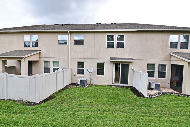 Foto del edificio - Lovely Town Home Available