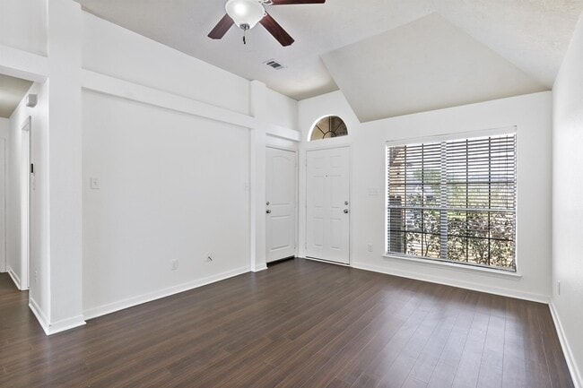 Building Photo - 214 Simi Dr
