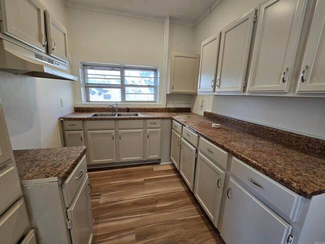 Building Photo - 709 W 44th St