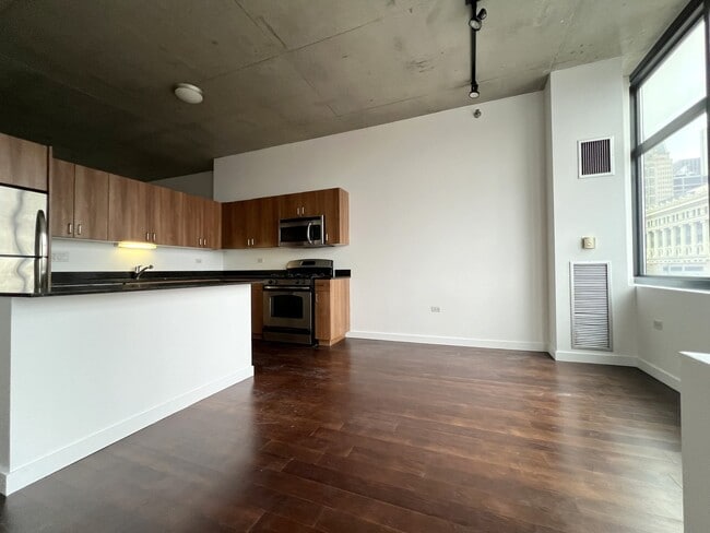 Building Photo - 235 W Van Buren St