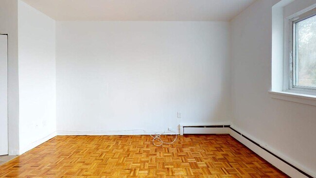 Photo du bâtiment - 2448 Carling Ave