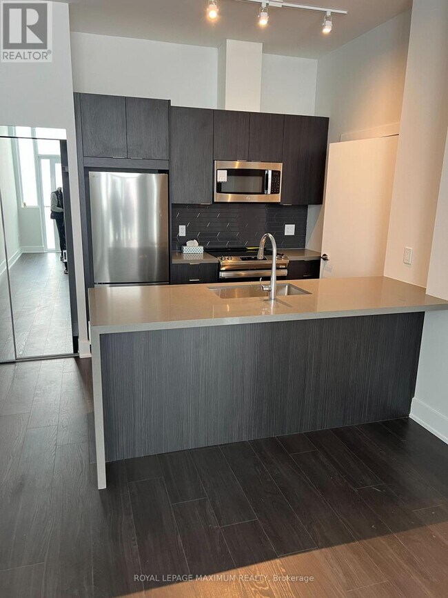 Building Photo - 430-5430 Square One Dr