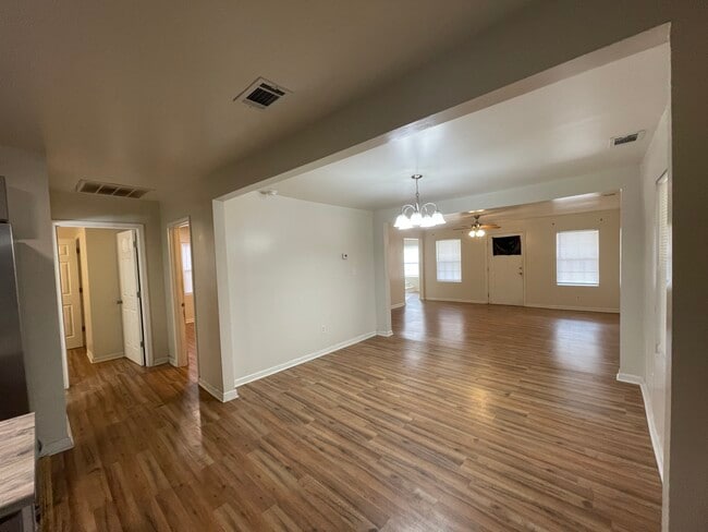 Building Photo - 5-125 Roundtree St