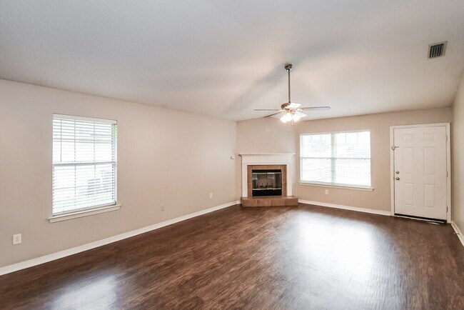 Foto del edificio - 2530 Fox Hill Ln
