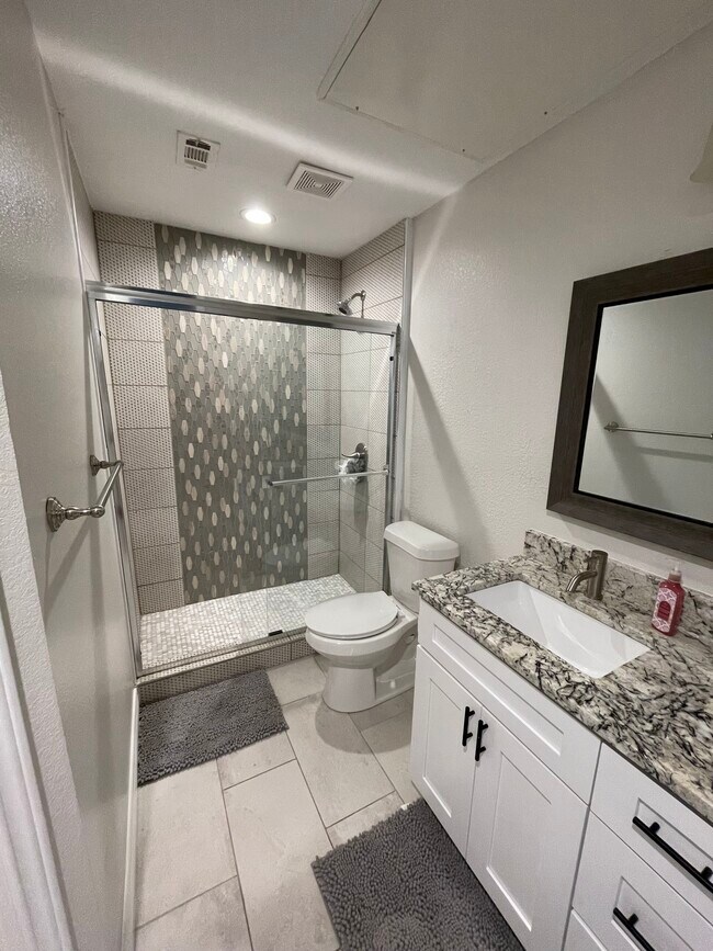 Baño individual - 5550 Spring Valley Rd