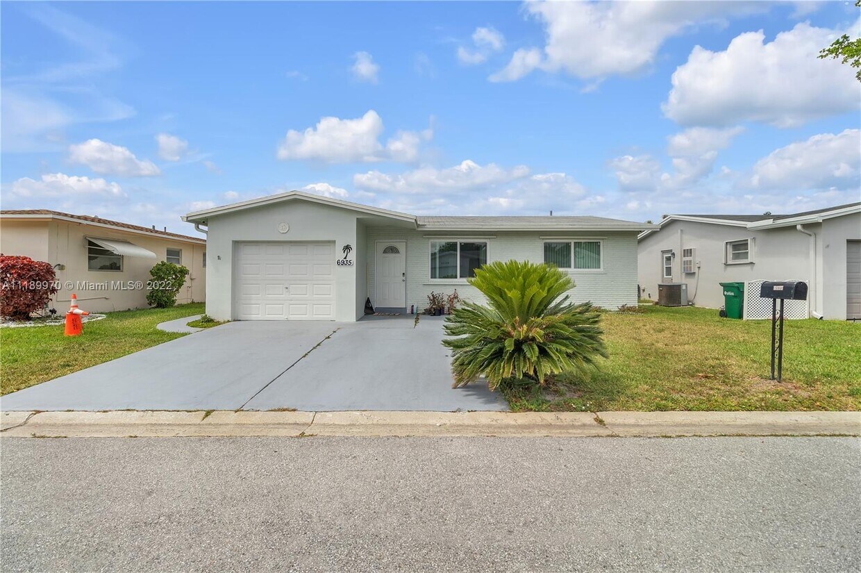 Foto principal - 6935 NW 11th St