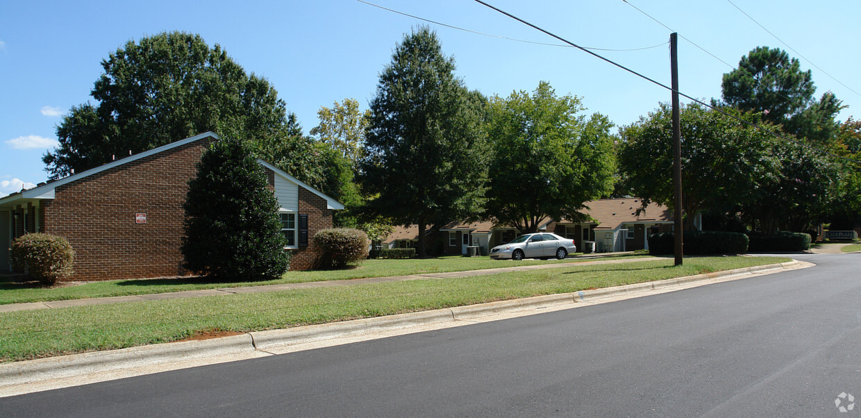 Primary Photo - Club Plaza Apartments