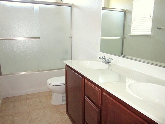 Foto del edificio - Highly Desirable 2 Story Home In North Stockton