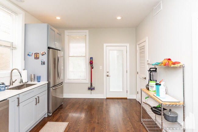 Building Photo - 2145 W Webster Ave