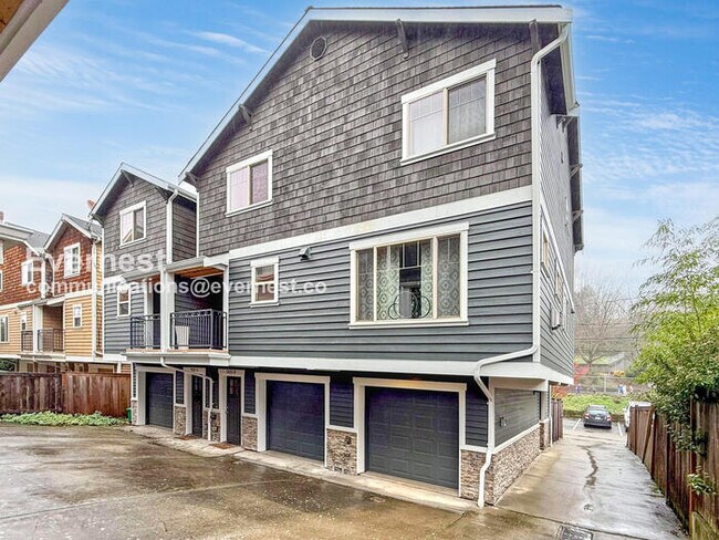 Foto del edificio - 3 Bed/2 Bath Townhome with Garage / Pet-Friendly / Vouchers Accepted / Available Now!