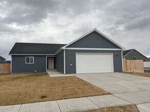 Building Photo - 700 Pierre St