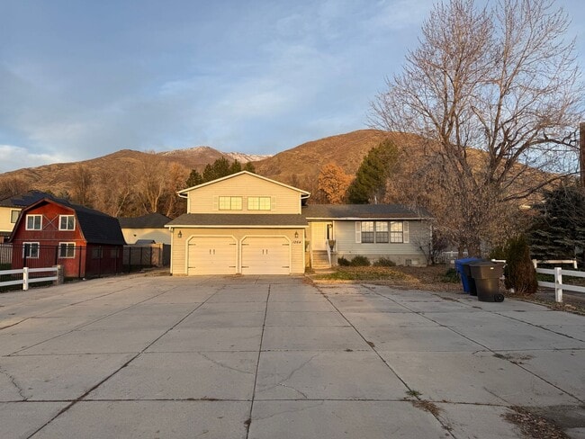 Photo - Beautiful home with lots of parking and central air