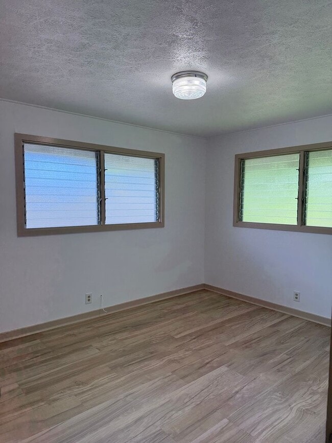 Building Photo - Partially Renovated 4BR/1.5BA Home in Hilo!