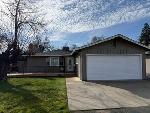 Building Photo - 1605 Oakdale Ln